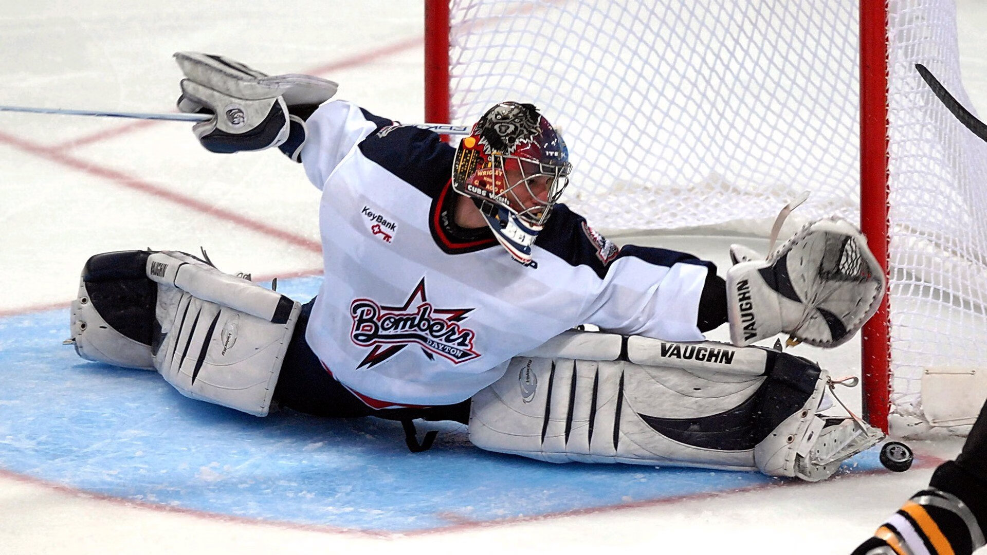 姆巴佩梅开二度助巴黎圣日耳曼登顶法甲积分榜，梅西伤退引担忧